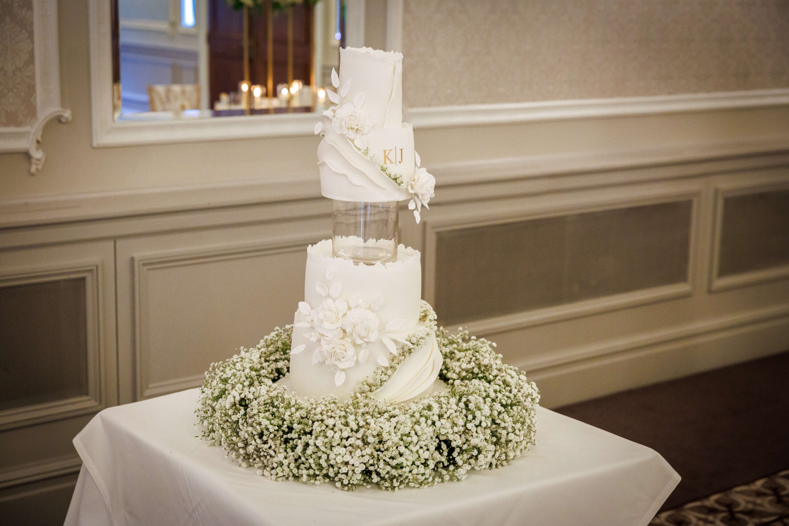 wedding traditions - white wedding cake