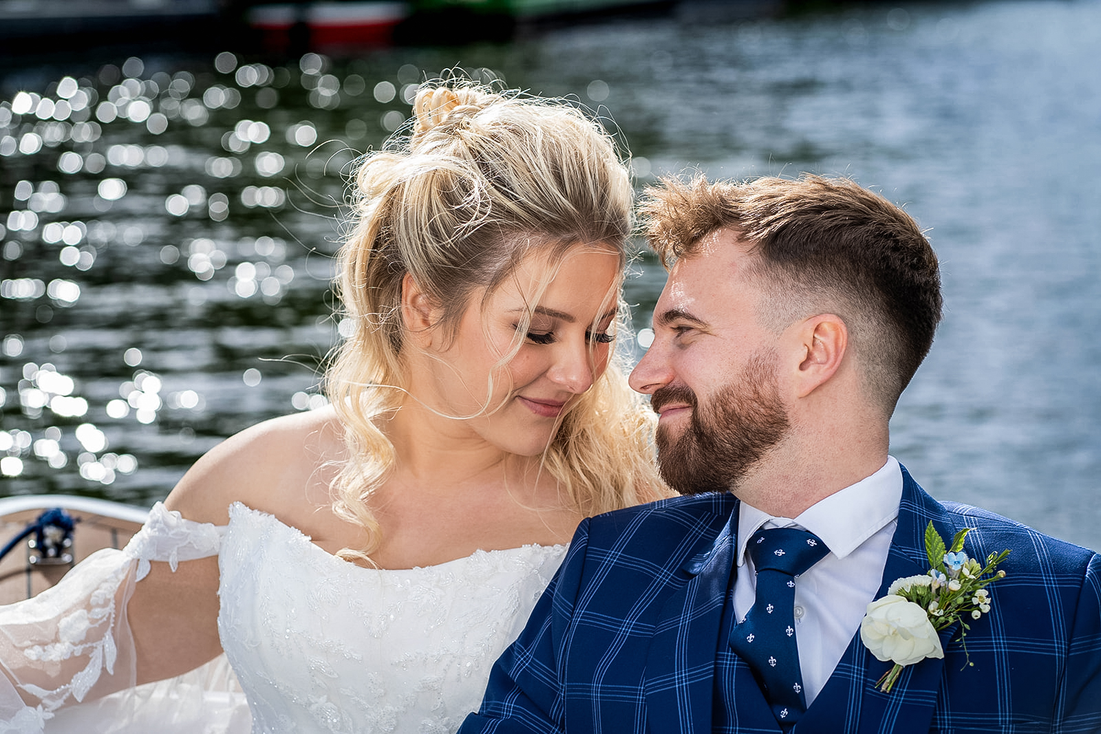 the tithe barn bedford - bride and groom on the river ouse